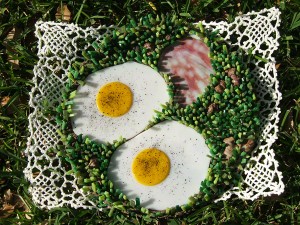 ham and egg-themed mosaic plate by Austin Texas mosaic artist, Lynn Bridge